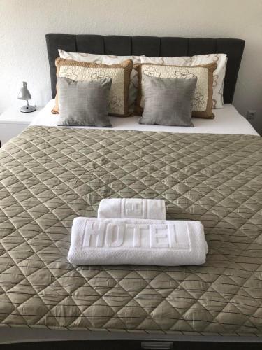 uma cama com duas toalhas em cima em Graciaa em Jajce