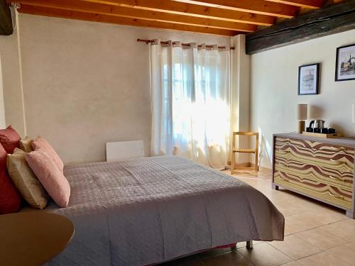 - une chambre avec un grand lit et une fenêtre dans l'établissement Domaine du Cellier de la Couronne, à Sézanne