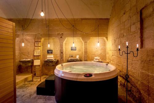 un ampio bagno con una grande vasca in una stanza di Palazzo Guido a Lecce