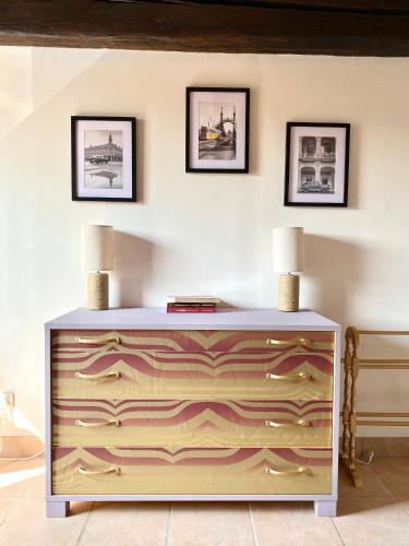 a dresser in a room with two lamps on top at Domaine du Cellier de la Couronne in Sézanne