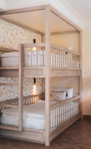 Postel nebo postele na pokoji v ubytování Mercure Dalat Resort