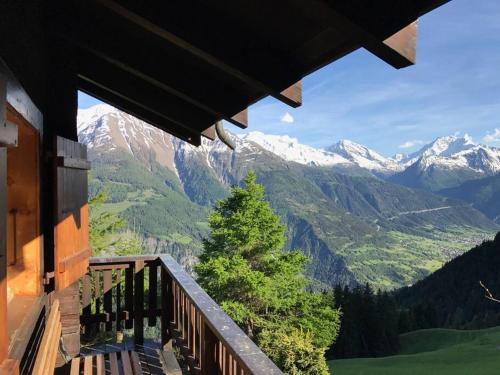 uma vista para uma serra a partir de uma varanda em Alphütte Riederalp Planier in der Aletsch Arena em Riederalp