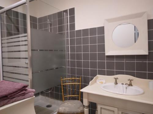 y baño con lavabo y espejo. en Beausejour, en Lézignan-Corbières