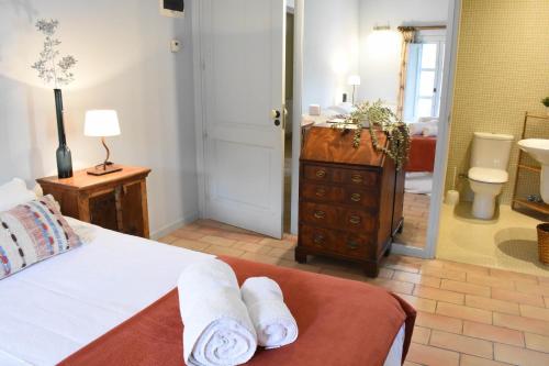 1 dormitorio con 1 cama y baño con lavamanos en B&B Can Jan, en Sant Ferriol