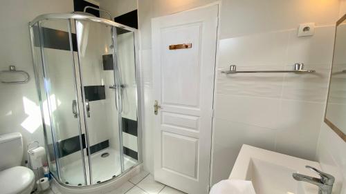 een badkamer met een douche, een toilet en een wastafel bij Les Baigneurs du Crotoy in Le Crotoy