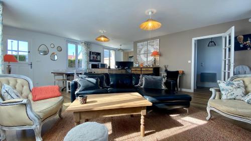 un salon avec un canapé et une table dans l'établissement Les Baigneurs du Crotoy, au Crotoy