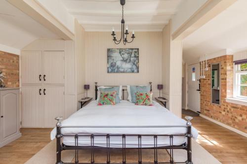 um quarto com uma cama grande num quarto em Old Mill Lodge by Huluki Sussex Stays em Hurstpierpoint