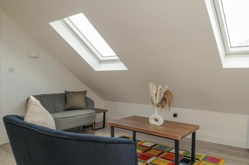 Posezení v ubytování Luxury 5 Star London Apartment - Parking, Garden, nr Greater London Metro Stations
