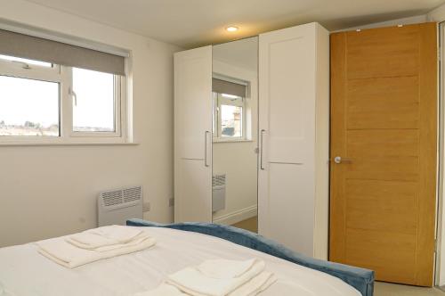 Postel nebo postele na pokoji v ubytování Luxury 5 Star London Apartment - Parking, Garden, nr Greater London Metro Stations