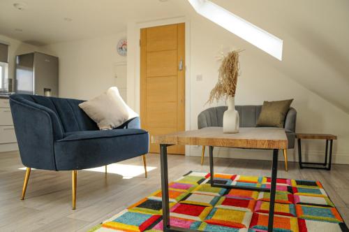 Posezení v ubytování Luxury 5 Star London Apartment - Parking, Garden, nr Greater London Metro Stations