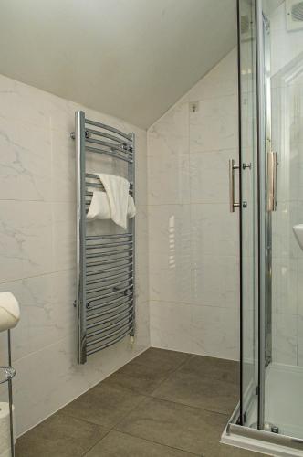 Koupelna v ubytování Luxury 5 Star London Apartment - Parking, Garden, nr Greater London Metro Stations