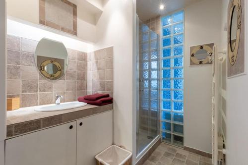 La salle de bains est pourvue d'un lavabo et d'une douche. dans l'établissement La petite Toscane de Marseille, à Marseille