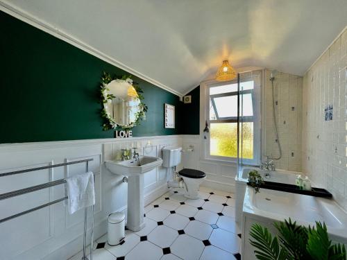 Un baño con inodoro, lavabo y bañera. en Emerald Lodge Central 3 Bed Parking WI-FI Garden close to centre, en Chelmsford