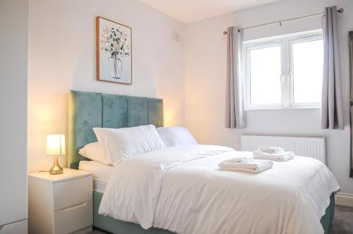 Postel nebo postele na pokoji v ubytování Luxury 5 Star London Apartment - Parking, Garden, nr Greater London Metro Stations