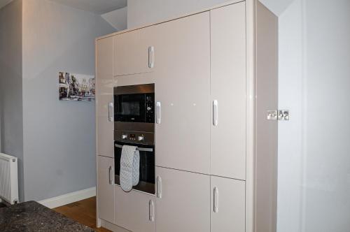 Kuchyň nebo kuchyňský kout v ubytování Luxury 5 Star London Apartment - Parking, Garden, nr Greater London Metro Stations