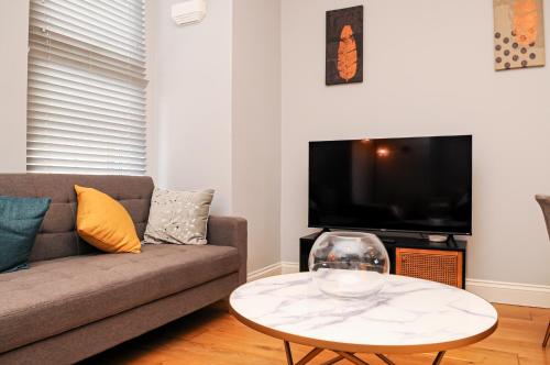 TV a/nebo společenská místnost v ubytování Luxury 5 Star London Apartment - Parking, Garden, nr Greater London Metro Stations