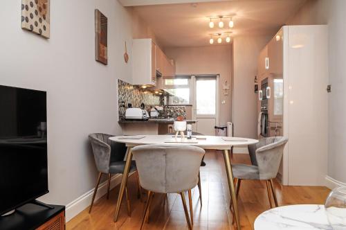 Kuchyň nebo kuchyňský kout v ubytování Luxury 5 Star London Apartment - Parking, Garden, nr Greater London Metro Stations