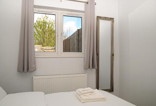 Postel nebo postele na pokoji v ubytování Luxury 5 Star London Apartment - Parking, Garden, nr Greater London Metro Stations