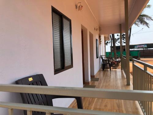 einen Balkon eines Hauses mit einem Tisch und Stühlen in der Unterkunft Coral Beach Front in Māvalli