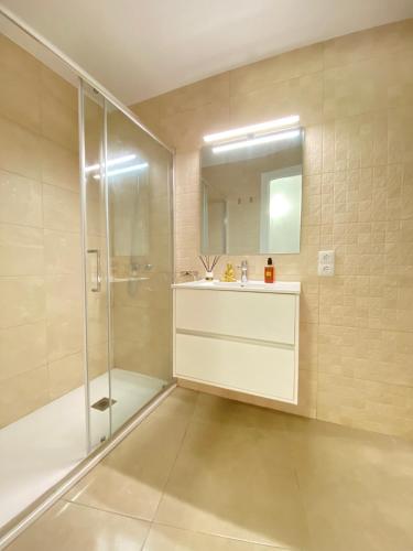a bathroom with a shower and a sink and a mirror at Apartamento en playa de Altafulla in Altafulla