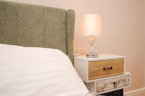 Postel nebo postele na pokoji v ubytování Luxury 5 Star London Apartment - Parking, Garden, nr Greater London Metro Stations