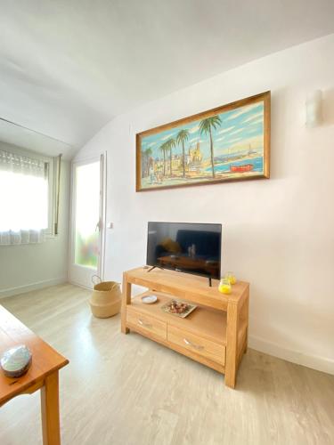 a living room with a tv and a coffee table at Apartamento en playa de Altafulla in Altafulla