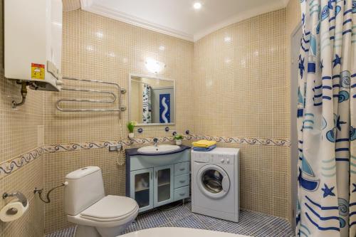 y baño con lavadora y lavamanos. en 2к квартира на Дарвіна, Бессарабка en Kiev