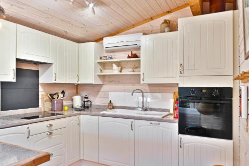 Η κουζίνα ή μικρή κουζίνα στο The Lodge - Luxury Lodge with Super King Size Bed, Kitchen & Shower Room