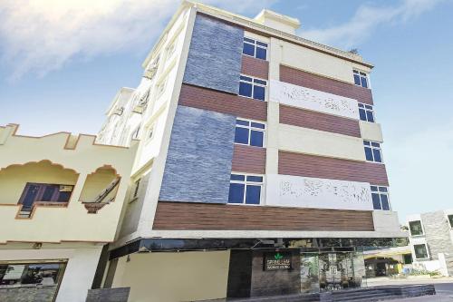 un grand bâtiment avec des panneaux en bois dans l'établissement Capital O Hotel Green Leaf, à Gachibowli