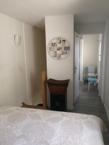 um quarto com uma cama e uma casa de banho em F2 en centre-ville Chevreuse em Chevreuse