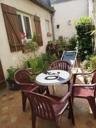 un patio con mesa y 4 sillas en F2 en centre-ville Chevreuse, en Chevreuse