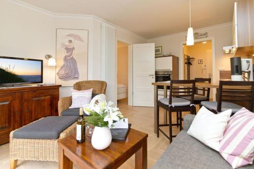 een woonkamer met een bank en een tafel bij Villa Louise App 4 in Ahlbeck