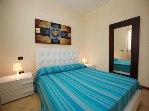 um quarto com uma cama grande e um espelho em Charming sea front view apartment-Beahost Rentals em Rosolina Mare
