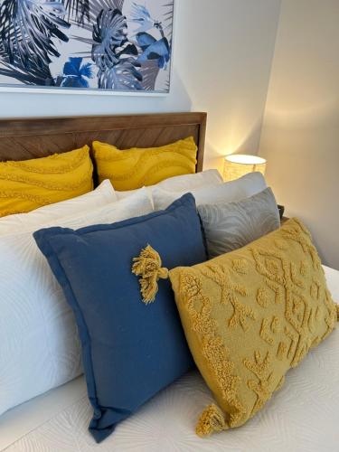 Salisbury的住宿－Sunshine Five，一张黄色和蓝色枕头的床
