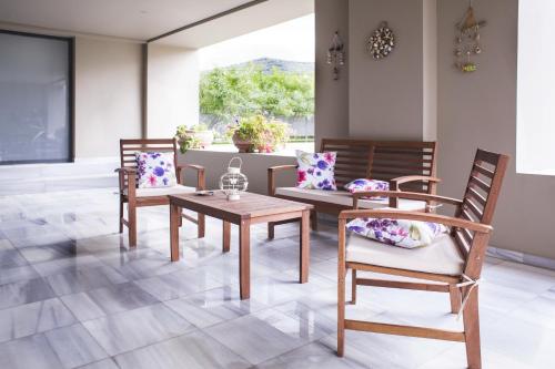 a room with three chairs and a table and a table and chairs at Campagna Mare in Kissamos