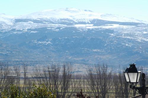 a street light with a snow covered mountain in the background at Casa Rural Reposo de Afanes in Muñogalindo