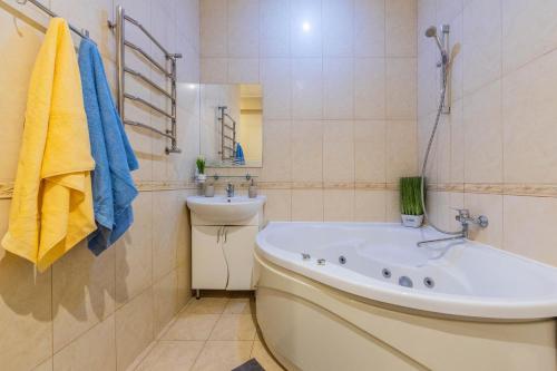 a bathroom with a tub and a sink at 2к квартира на Шота Руставелі, Бессарабка in Kyiv
