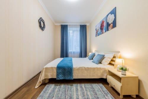 a bedroom with a large bed and a window at 2к квартира на Шота Руставелі, Бессарабка in Kyiv