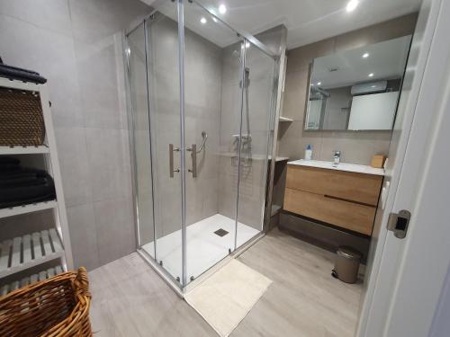 uma cabina de duche na casa de banho com um lavatório em Sueño I en II in Jávea / Xabia, Costa Blanca em Xàbia