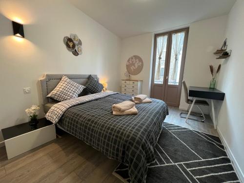- une chambre avec un lit, un bureau et un piano dans l'établissement Bel T2 refait à neuf climatisé centre, à Brive-la-Gaillarde