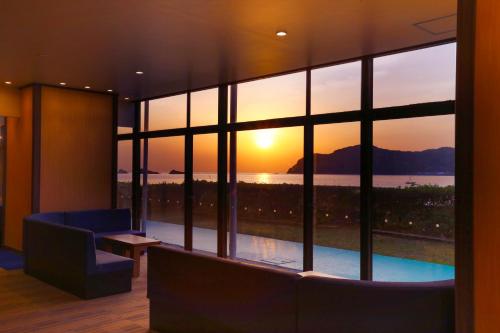 串本町にある大江戸温泉物語 南紀串本の窓から夕日を望む客室です。