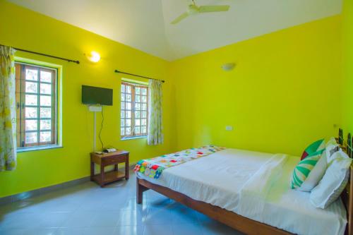 Postel nebo postele na pokoji v ubytování Hotel O Keegan Palms bhk