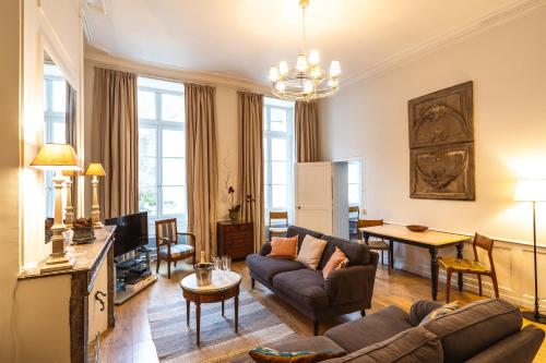 un salon avec un canapé et une table dans l'établissement Coté Remparts, à Amboise