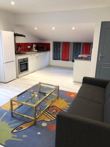 une cuisine avec une table au milieu d'un salon dans l'établissement Marseille bleue, à Marseille