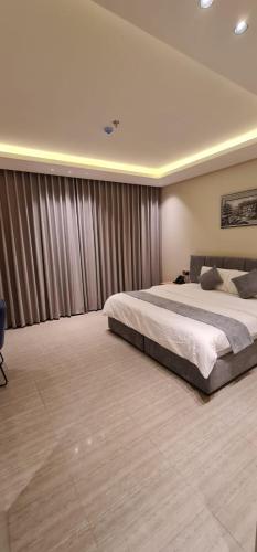 Un pat sau paturi într-o cameră la شقق ظلال النخيل