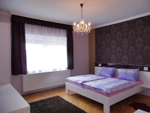Postel nebo postele na pokoji v ubytování Alfa apartman