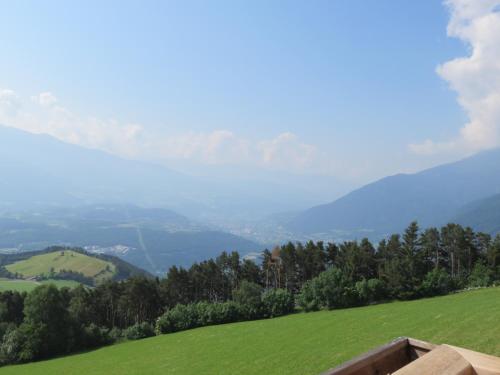 une colline verdoyante avec vue sur une vallée dans l'établissement Parleitnerhof Ferienwohnung Morgenrot, à Rio di Pusteria