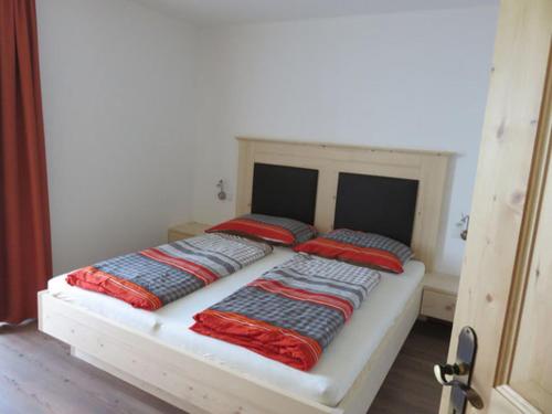 - un lit avec 2 oreillers dans l'établissement Parleitnerhof Ferienwohnung Morgenrot, à Rio di Pusteria