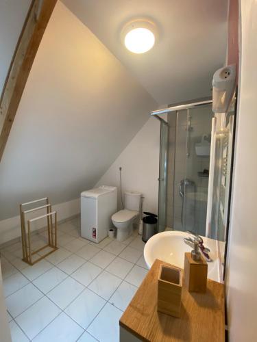 a bathroom with a sink and a toilet at WISSANT maison 6 personnes tout confort in Wissant
