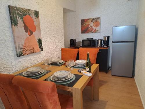 Il comprend une cuisine équipée d'une table avec des plaques de cuisson et d'un réfrigérateur. dans l'établissement TY MA GOURDADOU, à Saint-Pol-de-Léon